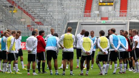 Die DFB-Spieler hören Bundestrainer Joachim Löw in der Düsseldorfer Esprit-Arena zu. Ein Sieg gegen Österreich ist für den Coach Pflicht.