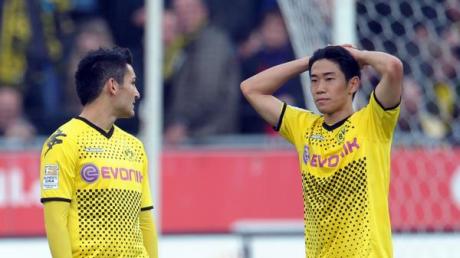 Ilkay Gündogan (l) und Shinji Kagawa können nicht fassen, dass sie gerade in Hannover 2:1 verloren haben. 