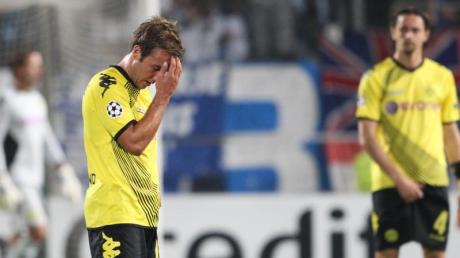 Dortmunds Mario Götze steht frustriert auf dem Spielfeld: Der BVB hat 0:3 gegen Olympique Marseille verloren.  
