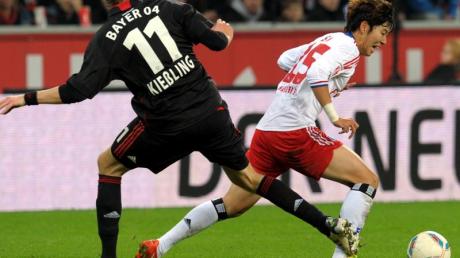 Der Leverkusener Stefan Kießling (l) versucht Son Heung-Min vom HSV aufzuhalten. Foto: Federico Gambarini dpa