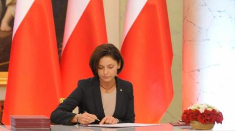 Joanna Mucha unterzeichnet ihre Ernennungsurkunde als Sportministerin. Foto: Jacek Turczyk dpa