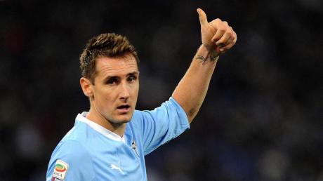 Noch geht der Daumen von Miroslav Klose hoch, am Mittwoch könnte er mit Lazio Rom aber aus der Europa League ausscheiden.