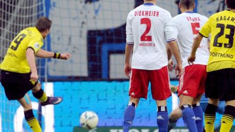 Der Dortmunder Kevin Großkreutz (l) schiebt ein zum 1:0 gegen den HSV. 