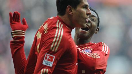 Die Bayern Mario Gomez (l) und David Alaba feiern die frühe Führung gegen Lautern.  