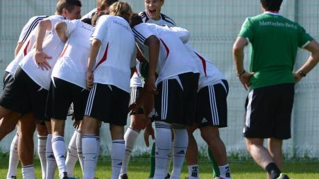 Joachim Löw und die DFB-Spieler fiebern dem EM-Auftakt gegen Portugal entgegen. Foto: Marcus Brandt dpa