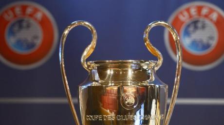 Der Champions League-Pokal steht bei der Auslosung auf einem Podest.