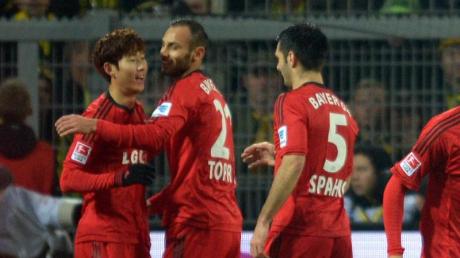 Leverkusen bejubelt Heung-Min Sons (l) Siegtreffer in der ersten Hälfte.