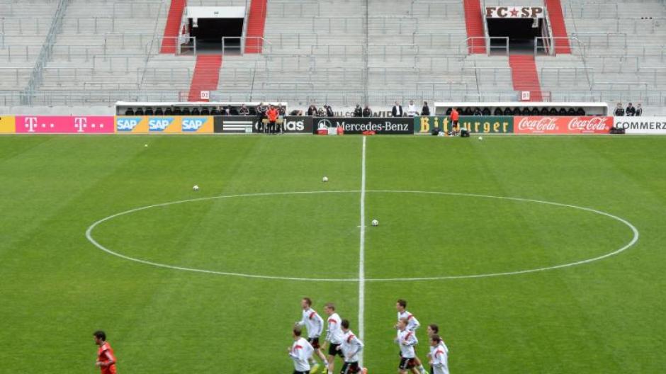 Fussball Pauli Dfb Entschuldigt Sich Fur Abdecken Von Banner Augsburger Allgemeine