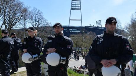 Hochrisikospiel: Polizisten stehen im April 2015 bei der Begegnung Werder Bremen gegen den Hamburger SV vor dem Weserstadion.