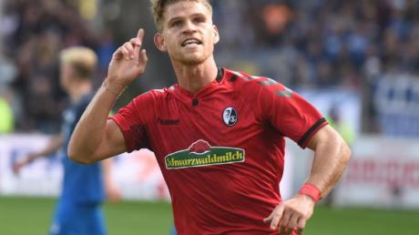 Torschütze Florian Niederlechner feierte mit dem SC Freiburg einen überraschenden Heimsieg.