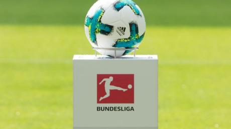 Der Ball rollt wieder: Die Partie Bayer Leverkusen - FC Bayern München eröffnet die Rückrunde 2017/2018.