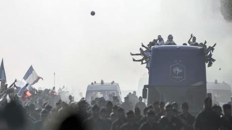 Über 300.000 Menschen warteten stundenlang auf den Champs-Élysées bis der Bus mit den Weltmeistern endlich kam.