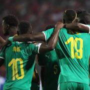 Senegals Spieler um Superstar Sadio Mané (l.) feiern den Einzug ins Finale des Afrika-Cups.