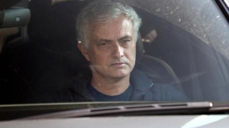 Wird bei den Spurs durch Nachwuchscoach Ryan Mason abgelöst: Jose Mourinho verlässt im Auto den Londoner Club.