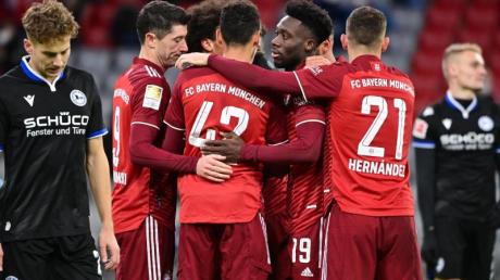 Der FC Bayern München hat die Tabellenführung nach dem Heimsieg gegen Arminia Bielefeld verteidigt.