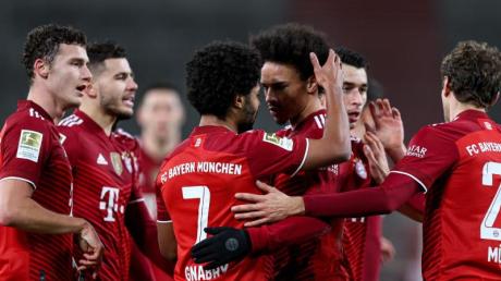 Bayerns Serge Gnabry (M, l) jubelt mit Leroy Sané und weiteren Mitspielern über seinen Treffer zur 2:0-Führung in Stuttgart.