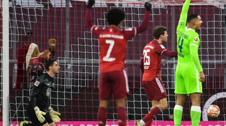 Thomas Müller (2.v.r.) feiert seinen Treffer zum 1:0.