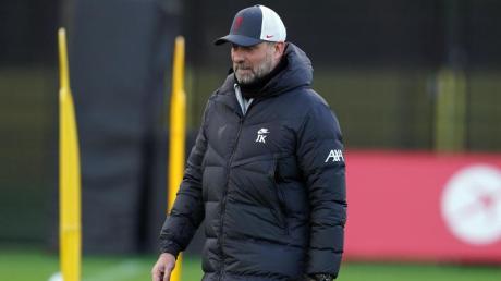 Jürgen Klopp, Trainer des FC Liverpool, steht während einer Trainingseinheit auf dem Rasen.
