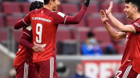 Robert Lewandowski (M) brachte den FC Bayern gegen die Kölner in Führung.