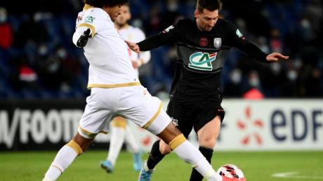 Lionel Messi (r) von Paris Saint-Germain kämpft mit Dante von Nizza um den Ball.