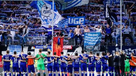 Die Spieler des FC Schalke 04 jubeln mit ihren mitgereisten Fans.
