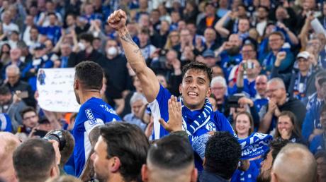 Schalkes Rodrigo Zalazar jubelt mit Fans über den Aufstieg.