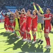 Die Spieler vom Hamburger SV bejubeln den Sieg in Rostock.