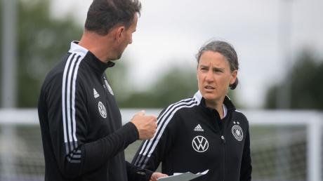 Birgit Prinz (r), Psychologin der Frauen-Nationalmannschaft, spricht mit Torwarttrainer Michael Fuchs.
