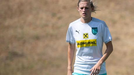 Freut sich «mega» auf das Spiel gegen Deutschland: Österreichs Nationalspielerin Carina Wenninger.
