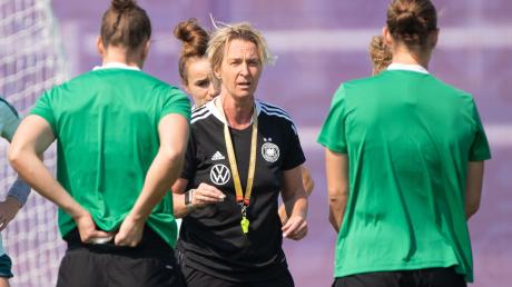 Bundestrainerin Martina Voss-Tecklenburg wendet sich beim Training an die Spielerinnen.