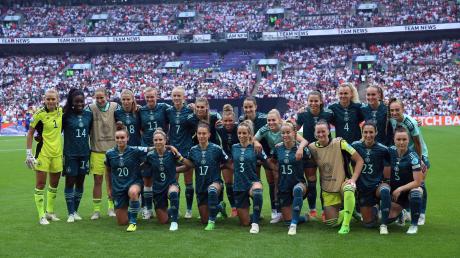 Die deutschen Spielerinnen posieren vor dem EM-Finale für ein Foto.