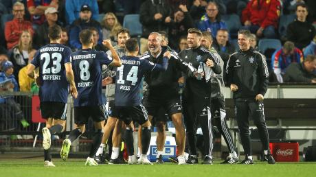 Die Hamburger Spieler feiern den Sieg in Kiel mit Trainer Tim Walter (M).