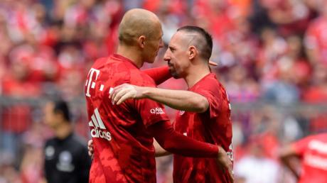 Der Niederländer Arjen Robben (l) und der Franzose Franck Ribery spielten jahrelang gemeinsam für den FC Bayern München.