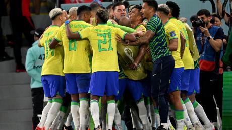 Brasiliens Spieler feiern den den Siegtreffer durch Casemiro.