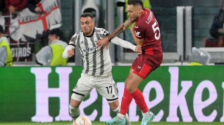 Unentschieden in Turin: Juves Filip Kostic (l) und Lucas Ocampos im Duell um den Ball.