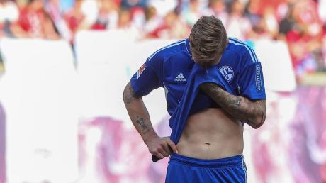 Schalke-Stürmer Sebastian Polter kann nach dem Abstieg die Tränen nicht zurückhalten.