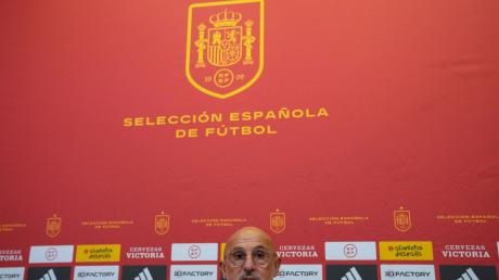 Spaniens Nationaltrainer Luis de la Fuente bedauert seinen Beifall während der umstrittenen Rede von Luis Rubiales.