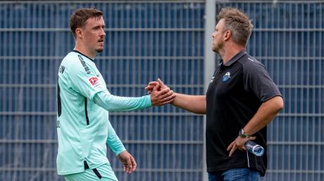 Paderborns Trainer Lukas Kwasniok (r) verabschiedet Max Kruse.