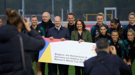 Auch Bundeskanzler Olaf Scholz (M.) wirbt für die Fußball-WM der Frauen 2027.