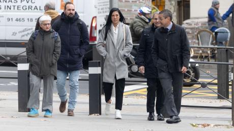 Jennifer Hermoso (M) bekräftigte vor Gericht in Madrid, dass der Kuss des früheren spanischen Verbandschefs aufgezwungen war.