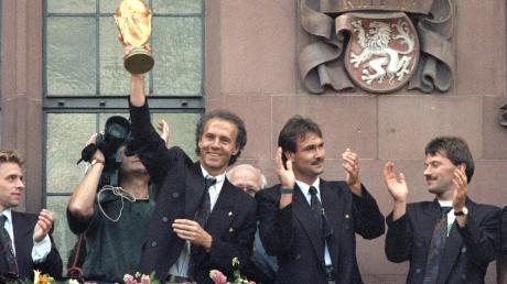 «Ich glaube, dass die deutsche Mannschaft über Jahre hinaus nicht zu besiegen sein wird", sagte Beckenbauer (l) nach dem WM-Gewinn 1990.