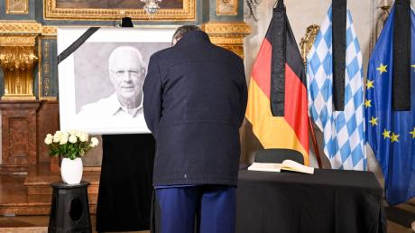 Bayerns Ministerpräsident Markus Söder verneigt sich vor dem Porträt von Franz Beckenbauer.