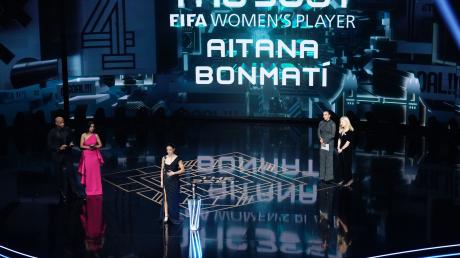 Spaniens Nationalspielerin Aitana Bonmati vom FC Barcelona nimmt den Preis für die beste Spielerin entgegen.