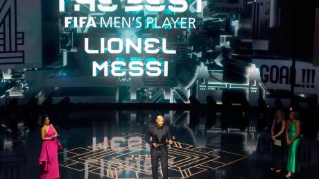 Thierry Henry nimmt in Vertretung des abwesenden Lionel Messi die Trophäe entgegen.