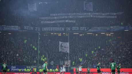Banner der Fans von Hannover 96 sorgten für eine Spielunterbrechung in Hamburg.