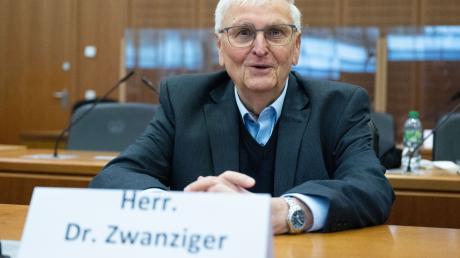 Theo Zwanziger sitzt auf der Anklagebank im Landgericht in Frankfurt.