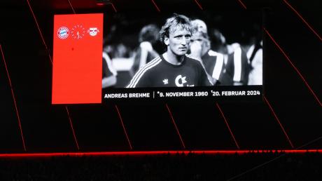 Ein Foto von Andreas Brehme war während einer Gedenkminute in der Allianz Arena in München auf einer Anzeigentafel zu sehen.