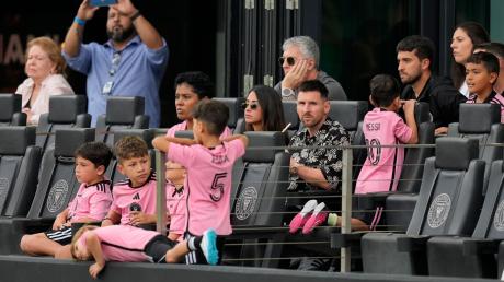 Pause wegen einer Muskelverletzung: Lionel Messi schaut mit seiner Familie beim MLS-Spiel seiner Mannschaft zu.