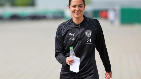 Sabrina Wittmann kommt zu ihrem ersten Training als Ingolstadts Cheftrainerin.