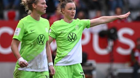 Wolfsburgs Alexandra Popp (l) und Marina Hegering freuen sich auf das Finale.